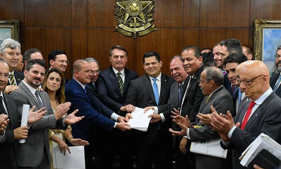 "Jair Bolsonaro (PSL) entrega projetos a senadores.| Foto: Roque de Sá/Agência Senado"