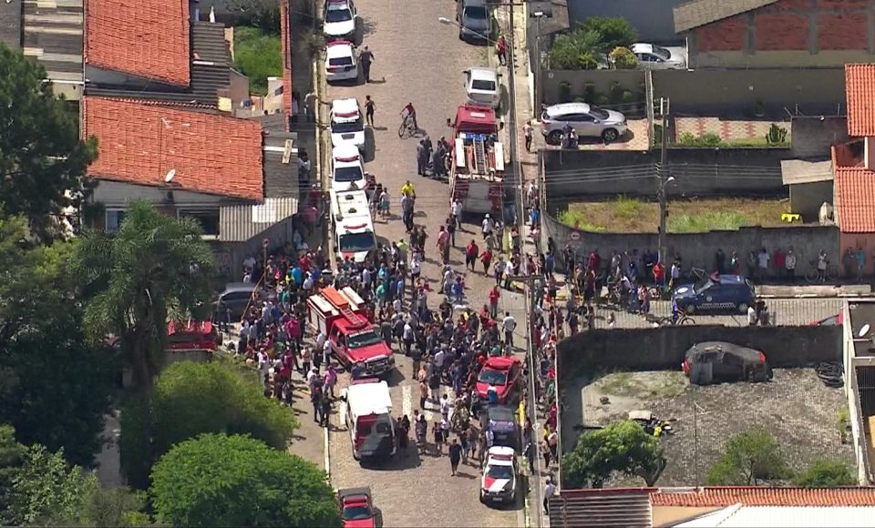 Movimentação em frente à escola Raul Brasil, onde atiradores mataram 5 alunos e 1 funcionário — Foto: Reprodução/TV Globo