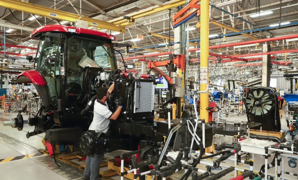 Governador Carlos Massa Ratinho Junior durante visita a fábrica da New Holland. - Curitiba, 25/05/2019 - Foto: Rodrigo Félix Leal/ANPr