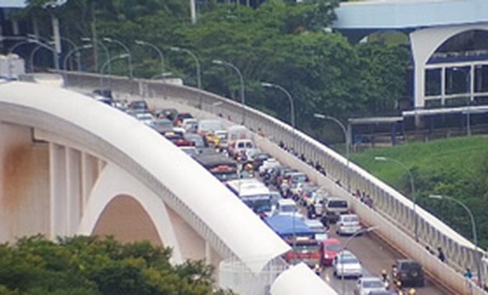 Todo o congestionamento é resultado de manifestações que estão sendo realizadas no país vizinho.