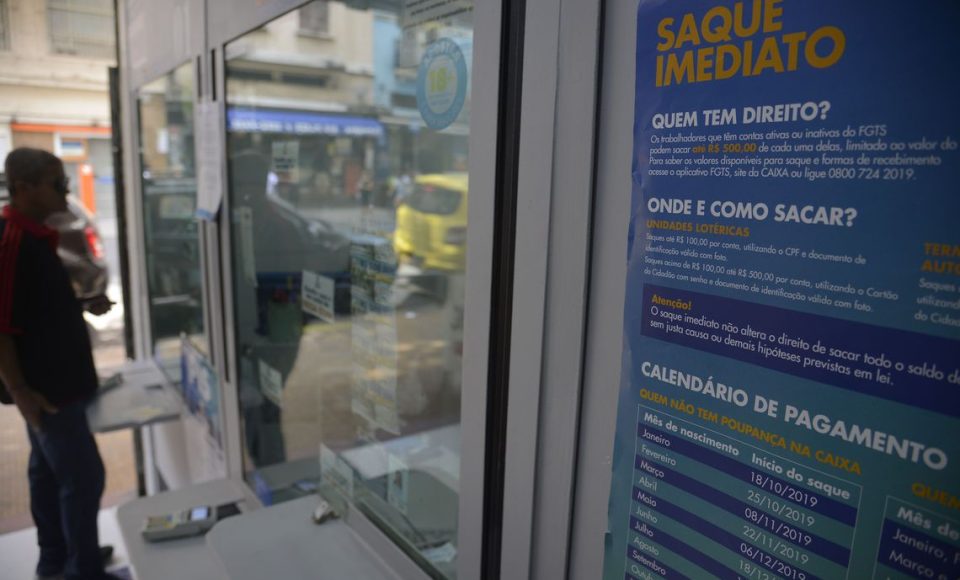 Atendimento na Lotérica da Avenida Gomes Freie, no centro, para saque em contas do Fundo de Garantia do Tempo de Serviço (FGTS) para nascidos em janeiro não correntistas da Caixa Econômica Federal.