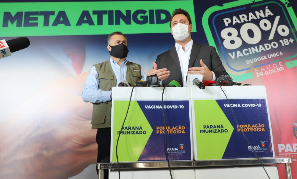 O governador Carlos Massa Ratinho Junior atende a imprensa nesta terça-feira (17) no Centro de Medicamentos do Paraná (Cemepar) sobre o avanço da campanha de vacinação contra a Covid-19 no Estado. O secretário estadual da Saúde, Beto Preto, acompanha a entrevista..
17/08/2021 - Foto: Geraldo Bubniak/AEN