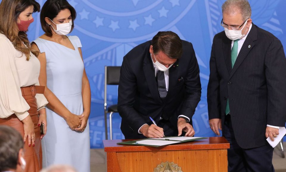 O presidente da República, Jair Bolsonaro, e a primeira dama, Michele Bolsonaro, e o ministro da Saúde, Marcelo Queiroga, participam da sanção do Projeto de Lei n° 5043/2020, que amplia o número de doenças detectáveis no Teste do Pezinho.