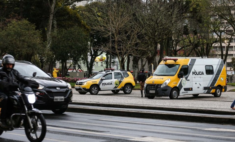 A Polícia Militar do Paraná (PM-PR) iniciou uma mega-operação (Operação 100) em Curitiba  e Região Metropolitana nesta sexta-feira (2). São 165 viaturas, 550 policiais militares de todos os batalhões espalhados pelos municípios com auxílio de motocicletas, cães, cavalos e helicóptero.  Curitiba, 02/08/2019 -  Foto: Geraldo Bubniak/ANPr