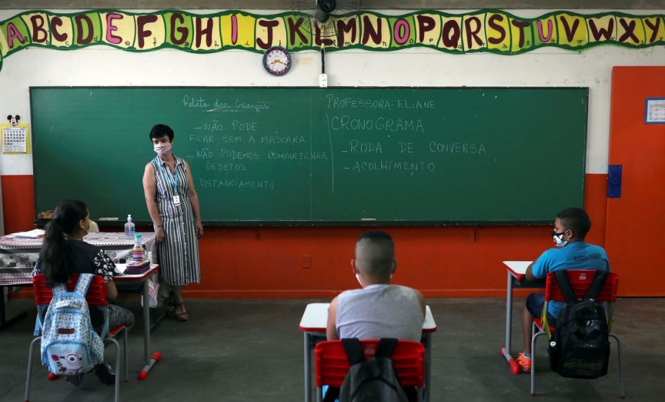 Professora Eliane Conconi conversa com alunos em sala de aula da escola Thomaz Rodrigues Alckmin, no primeiro dia de retorno das escolas do estado de São Paulo para atividades extracurriculares em meio ao surto de coronavírus (COVID-19) em São Paulo, Brasil 7 de outubro de 2020 . REUTERS / Amanda Perobelli