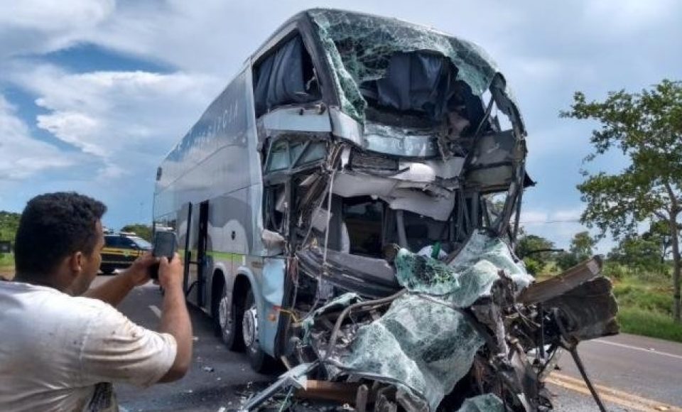 Ônibus ficou com a frente completamente destruída em MS — Foto: Divulgação/Arquivo pessoal