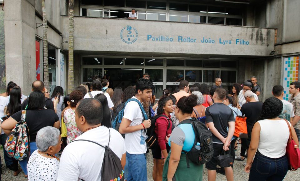 Estudantes fazem segundo dia de provas do ENEM, na UERJ