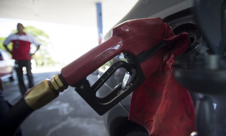 Entram hoje (7) em vigor os novos preços da gasolina e do óleo diesel. O reajuste da gasolina é de 3%. Já o aumento do diesel será de 6%. (Marcelo Camargo/Agência Brasil)