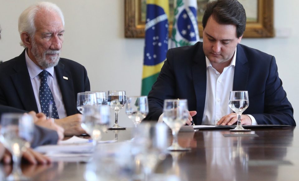 Governador Carlos Massa Ratinho Júnior, assina decreto que concede benefícios fiscais. Foto: José Fernando Ogura/ANPr - 06/05/2019