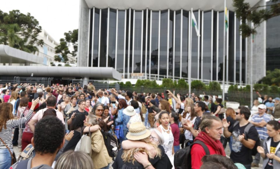 Após passarem a noite na Assembleia, servidores começam a retirar seus pertences na manhã desta quarta. Foto: André Rodrigues/Tribuna do Paraná.