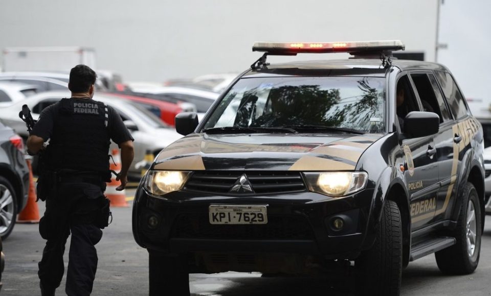 Rio de Janeiro - A Polícia Federal e a Receita Federal deflagraram nesta manhã os trabalhos da 30ª fase da Operação Lava Jato, a operação Vício. Na foto carros da Polícia Federal chegam com malotes e computadores na sede da polícia, região portuária do Rio (Tânia Rêgo/Agência Brasil)