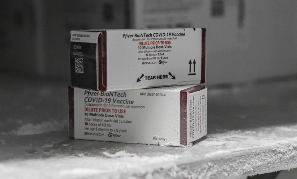 Curitiba, 10 de novembro de 2022 - Centro de Medicamentos do Paraná (Cemepar) recebe o primeiro lote de vacinas contra a Covid-19, da Pfizer BioNTech, para crianças de seis meses a dois anos (2 anos, 11 meses e 29 dias). Foto: Roberto Dziura Jr./AEN