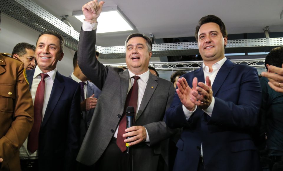 O governador Carlos Massa Ratinho Junior  dá posse ao  secretário de Estado da Saúde, Carlos Alberto Gebrim Preto (Beto Preto),  nesta segunda-feira (25), na sede da Secretaria da Saúde, em Curitiba.  Curitiba, 25/03/2019 -  Foto: Geraldo Bubniak/ANPr