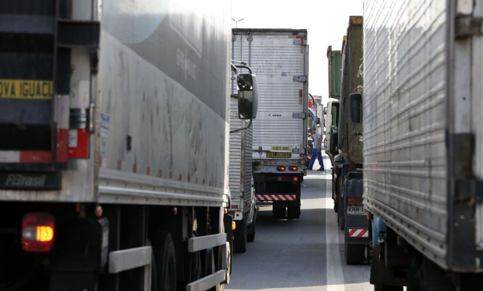 Paralização de caminhoneiros na Rodovia Presidente Dutra.
