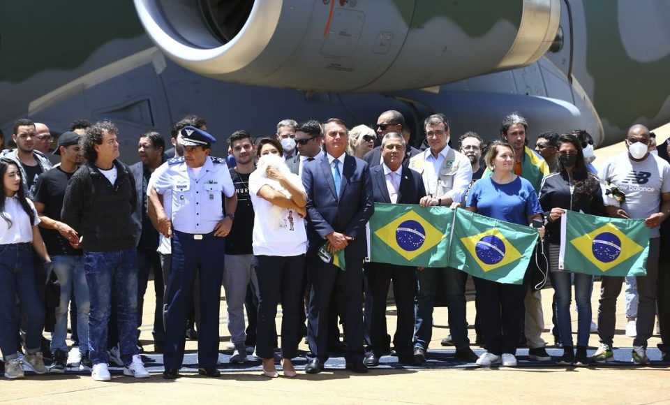 Cerimônia de recepção aos brasileiros e estrangeiros provenientes da Ucrânia, na Base Aérea de Brasília.
