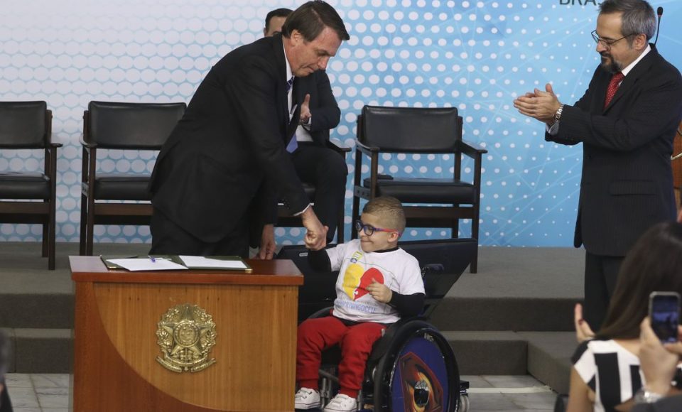 O presidente Jair Bolsonaro e o menino Pedro,  participam da cerimônia de lançamento da ID Estudantil no Palácio do Planalto.