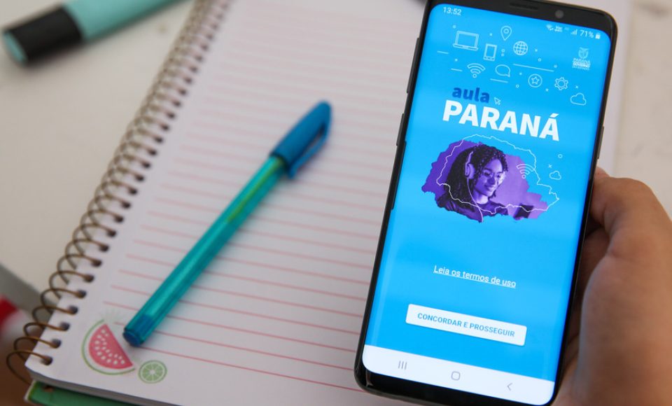 Os estudantes da rede estadual de Educação do Paraná já podem baixar o aplicativo Aula Paraná, por meio do qual poderão acompanhar a produção EaD da Secretaria do Estado da Educação e do Esporte (Seed), alternativa que será utilizada enquanto perdurar a crise do coronavírus no país. Curitiba - 06/04/2020 - Foto: Geraldo Bubniak/AEN