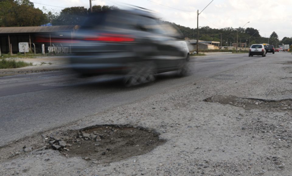 Trecho de rodovia estadual na Grande Curitiba: buracos e risco elevado (Foto: Franklin de Freitas)
