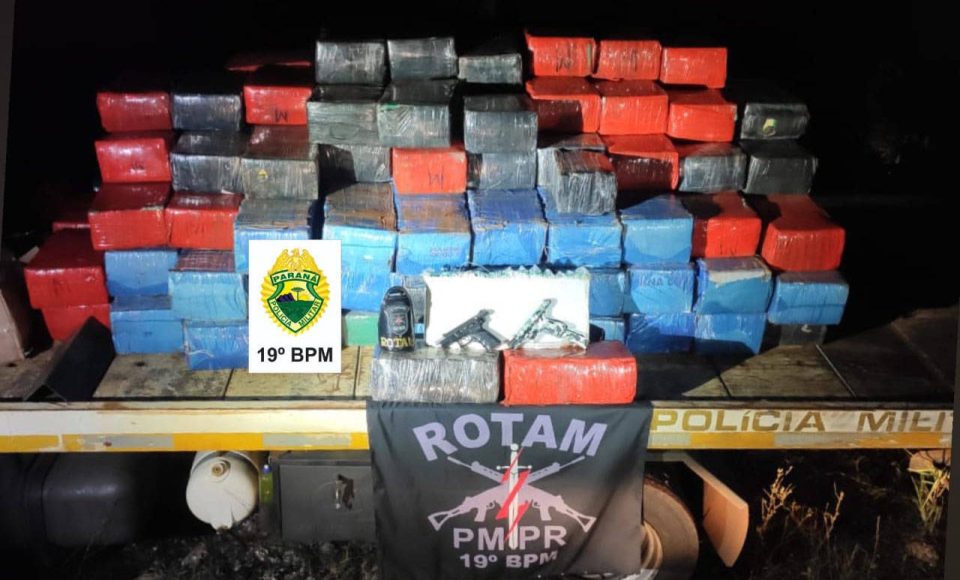 Dois homens foram presos no início da madrugada deste sábado (03/07) por envolvimento com o tráfico de drogas na cidade de Assis Chateaubriand, no Oeste do estado. Na casa de um dos suspeitos foi encontrada 2,7 toneladas de maconha, além de duas pistolas e munições.  -  Curitiba, 03/07/2021  -  Foto: PMPR/SESP-PR