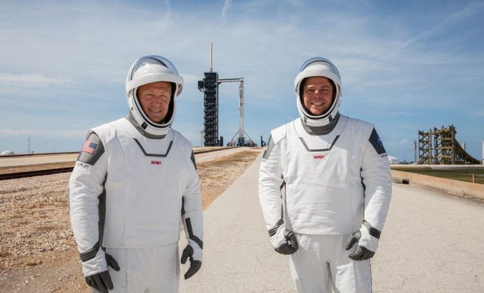 Os astronautas da Nasa Douglas Hurley e Robert Behnken provam a vestimenta da missão. – Kim Shiflett/Handout/Nasa via REUTERS