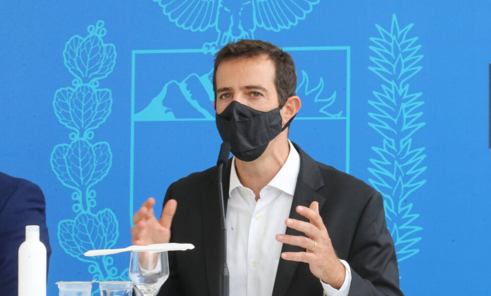 O governador Carlos Massa Ratinho Junior participa  nesta terca-feira (15), de coletiva de imprensa   para esclarecer dúvidas sobre o retorno presencial das aulas na Rede Pública de Ensino do Paraná,  acompanhado do ministro da Educação, Milton Ribeiro e do secretario de Educacao Renato Feder. Curitiba, 15/11/2020. Foto: Geraldo Bubniak/AEN