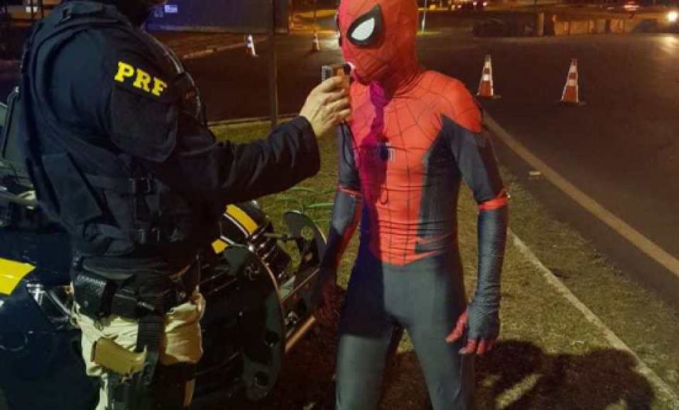 Homem vestido de super-herói foi abordado dirigindo na BR-277 (Foto: PRF/divulgação)