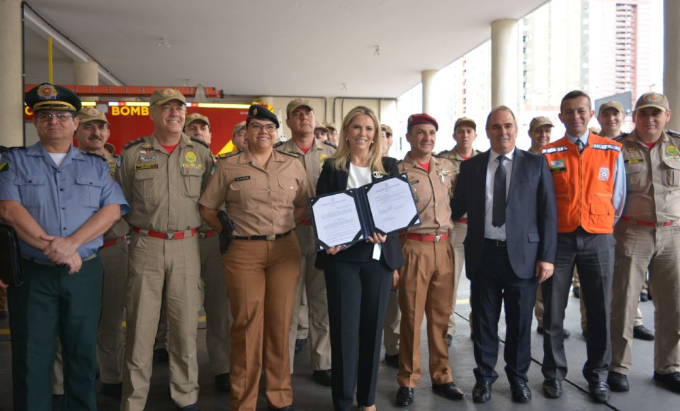 A governadora Cida Borghetti assinou nesta segunda-feira (3) decreto que regulamenta no Paran a atuao fiscalizatria do Corpo de Bombeiros.
Curitiba, 03/12/2018
Foto: SESP