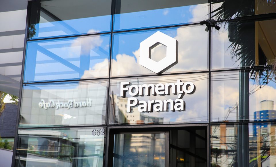 Atendimento na sede da Fomento Paraná em Curitiba. Foto: Geraldo Bubniak/AEN