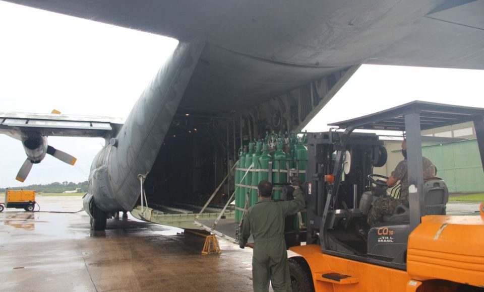 Avião militar C-130, da FAB, com cilindros de oxigênio para tratamento de pacientes de covid-19 em Manaus.
