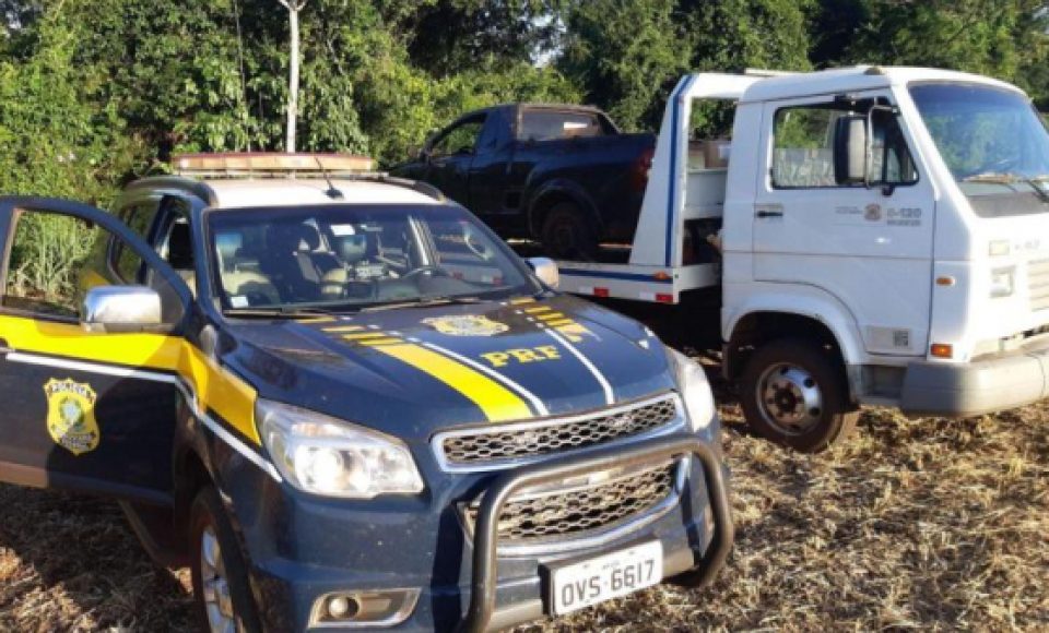 Na tentativa de fuga, motorista de caminhonete quase bateu de frente contra um veículo que transitava no sentido contrário (Foto: PRF/divulgação)