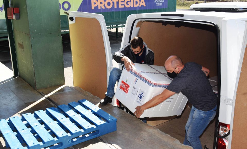 A Secretaria de Estado da Saúde (Sesa) recebeu na tarde desta segunda-feira (9) mais 67,6 mil vacinas contra a Covid-19. As doses da CoronaVac/Butantan fazem parte do lote com 209.170 vacinas para o Paraná, anunciadas pelo Ministério da Saúde no final da noite deste domingo (8).  -  Curitiba, 09/08/2021  -  Foto: Américo Antonio/SESA
