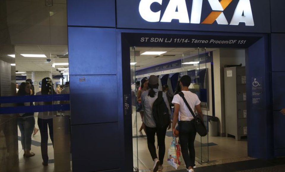 Brasília - Brasileiros aproveitam o sábado para sacar o FGTS inativo durante a segunda etapa do liberação do FGTS nas agências da Caixa Econômica (José Cruz/Agência Brasil)