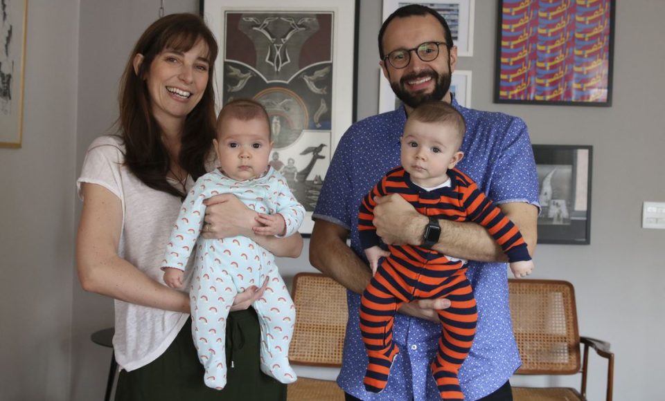 São Paulo - O casal Eduardo e Maria Lopes, pais de Cecília e Martin, se beneficiaram da licença paternidade de quatro meses.