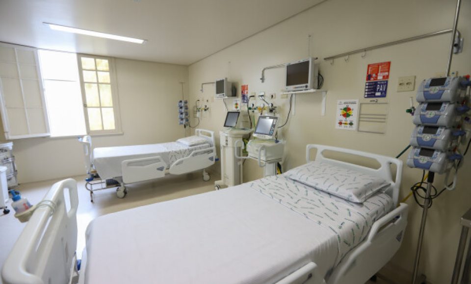 O governador Carlos Massa Ratinho Junior visita nesta quarta-feira (14) o Hospital Regional São Sebastião, na Lapa. A Secretaria de Estado da Saúde disponibiliza seis leitos de UTI no hospital.  A unidade já conta com 40 leitos de enfermaria na estratégia de combate à Covid-19.  14/04/2021 - Foto: Geraldo Bubniak/AEN