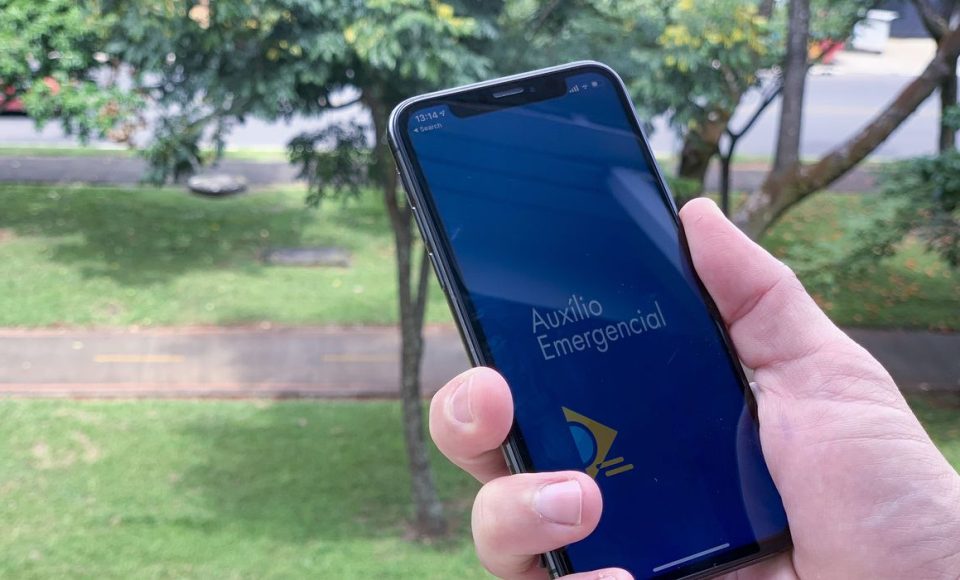 Aplicativo Auxílio Emergencial ao Trabalhador 

A Caixa Econômica Federal lançou o aplicativo para a liberação do auxílio emergencial a trabalhadores de baixa renda prejudicados pela pandemia do coronavírus. 

O pedido para receber o benefício pode ser feito no site auxilio.caixa.gov.br ou pelo APP CAIXA | Auxílio Emergencial, disponível nas lojas de aplicativos para celulares Android e IOS. 

O Senado aprovou a medida no dia 30 de março e a lei foi sancionada em 2 de abril de 2020 (Lei 13.982). 

Foto: Leonardo Sá/Agência Senado