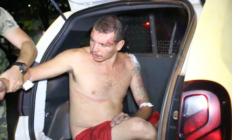 Foto: Invasor preso após esfaquear duas pessoas