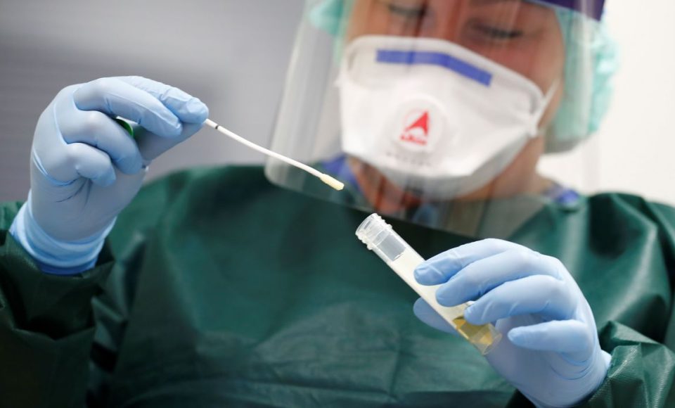 Medidas de proteção contra possíveis infecções por cornoavírus sendo mostradas na clínica universitária de Essen