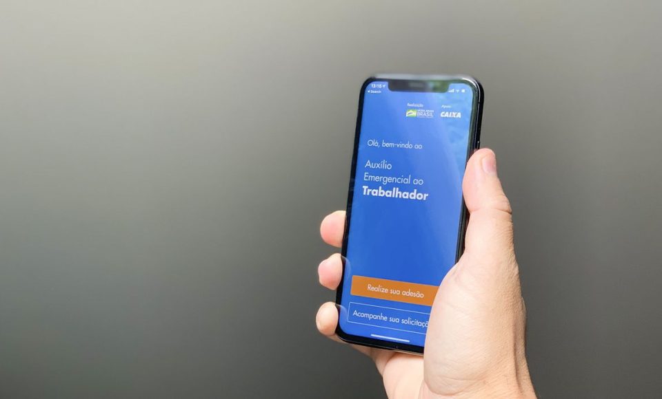 Aplicativo Auxílio Emergencial ao Trabalhador 

A Caixa Econômica Federal lançou o aplicativo para a liberação do auxílio emergencial a trabalhadores de baixa renda prejudicados pela pandemia do coronavírus. 

O pedido para receber o benefício pode ser feito no site auxilio.caixa.gov.br ou pelo APP CAIXA | Auxílio Emergencial, disponível nas lojas de aplicativos para celulares Android e IOS. 

O Senado aprovou a medida no dia 30 de março e a lei foi sancionada em 2 de abril de 2020 (Lei 13.982). 

Foto: Leonardo Sá/Agência Senado