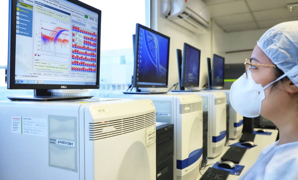 Paraná mantém liderança nacional na detecção da Covid-19 - Esse resultado só foi alcançado em função da parceria com a Unidade de Apoio ao Diagnóstico da Covid-19, implantada pelo Instituto de Biologia Molecular do Paraná (IBMP) em abril de 2020, em parceria com a Fundação Oswaldo Cruz (Fiocruz) do Rio de Janeiro e o Instituto de Tecnologia do Paraná (Tecpar). O laboratório ultrapassou nesta semana a marca de 2 milhões de testes RT-PCR. Esta foi a primeira central de testagem de alto processamento do Brasil e a unidade que mais realizou testes até agora em todo o País. -  Curitiba, 20/05/2021  -  Foto: José Fernando Ogura/AEN