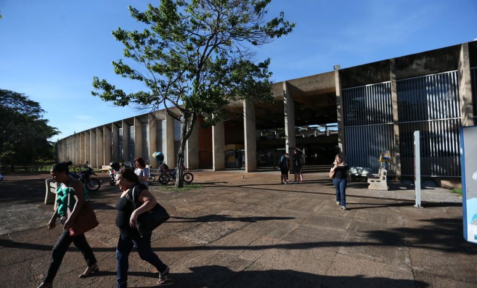 Brasília - Incluída no rodízio de abastecimento do DF, a Universidade de Brasília (UnB) está tomando medidas para reduzir o consumo de água, a instituição chegou a adiar o início das aulas no principal campus da instituição em função do racionamento (Fabio Rodrigues Pozzebom/Agência Brasil)