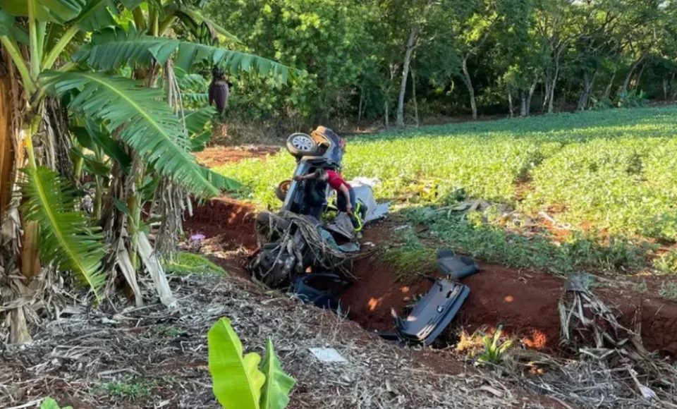 Motorista fica gravemente ferido após carro capotar em rodovia da região | Foto: Operações áreas Samu