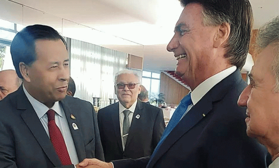 Pastor Perci Fontoura cumprimenta presidente Jair Bolsonaro.