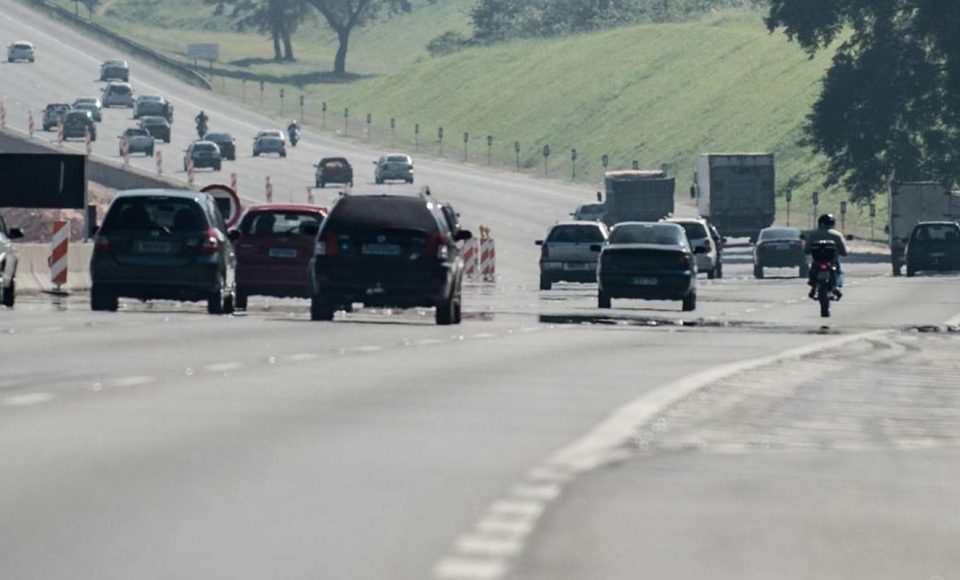 SÃO PAULO, SP, BRASIL,  11-05-2013, 11h30: Movimentação na rodovia dos Bandeirantes, em São Paulo. (Foto: Marcelo Camargo/ABr)