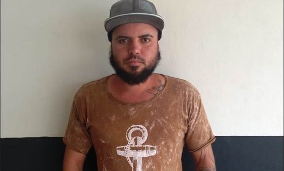 O próprio rapaz foi quem ligou para a Polícia Militar dizendo que havia contra ele um mandado de prisão em aberto e que seu desejo era de se entregar.