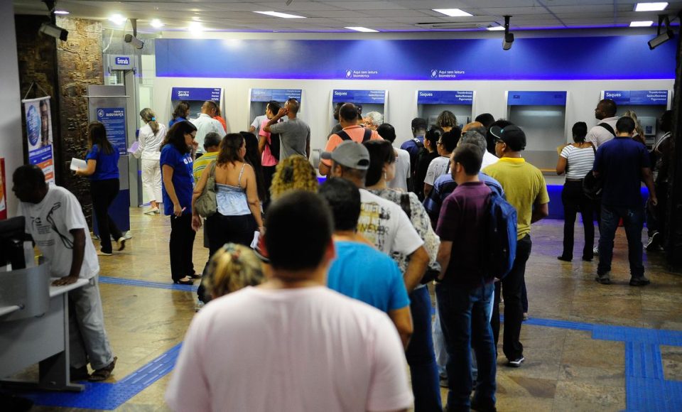 Rio de Janeiro - As agências da Caixa Econômica Federal antecipam em duas horas o atendimento aos clientes devido aos saques das contas inativas do Fundo de Garantia do Tempo de Serviço (Tomaz Silva/Agência Brasil)