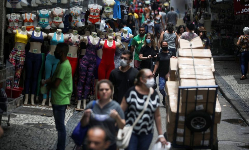 People walk around the Saara street market, amid the outbreak of the coronavirus disease (COVID-19), in Rio de Janeiro, Brazil November 19, 2020. Picture taken November 19, 2020.  REUTERS/Pilar Olivares