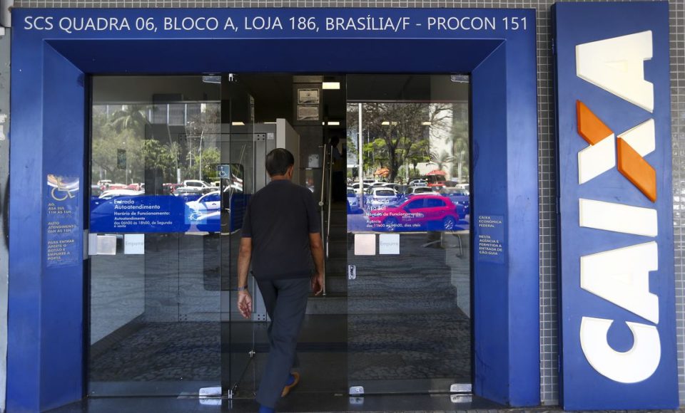 Caixa Econômica Federal inicia hoje (13) a liberação do saque de até R$ 500 em contas do Fundo de Garantia do Tempo de Serviço (FGTS).