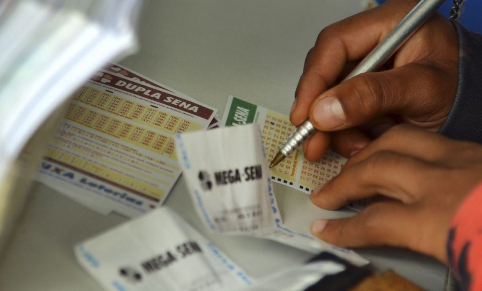 Brasília - Movimentação nas lotéricas às vésperas do sorteio da Mega-Sena da Virada (Wilson Dias/Agência Brasil)