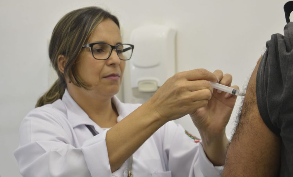 Campanha Nacional de Vacinação contra a gripe, que será realizada entre os dias 23 de abril a 1º de junho em todo país, no Centro de Saúde Pinheiros, região oeste.