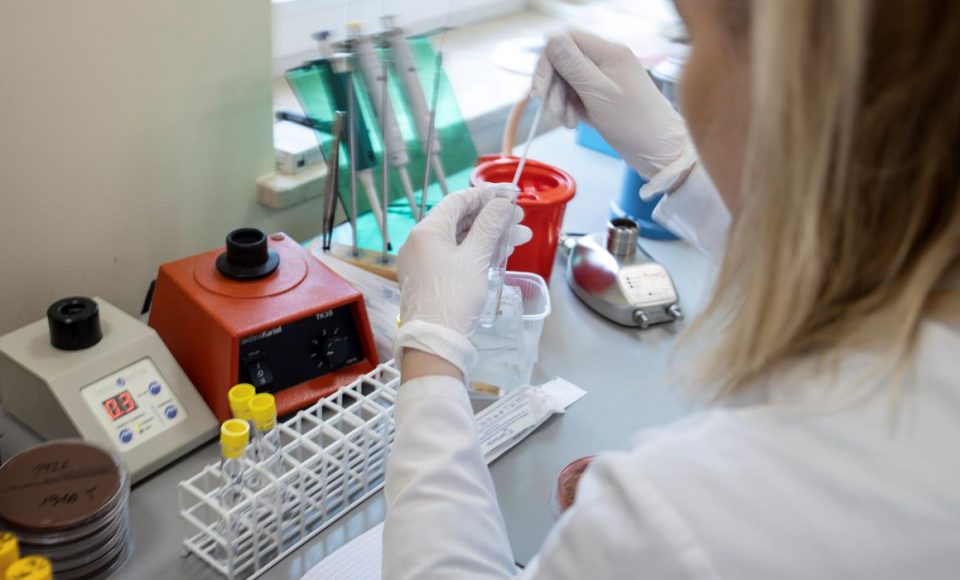 Um trabalhador de laboratório é visto no Departamento de Diagnóstico Laboratorial, que realiza testes de diagnóstico de coronavírus no Centro Wielkopolska de Pneumologia e Cirurgia Torácica em Poznan, Polônia em 3 de março de 2020. Foto tirada em 3 de março de 2020.